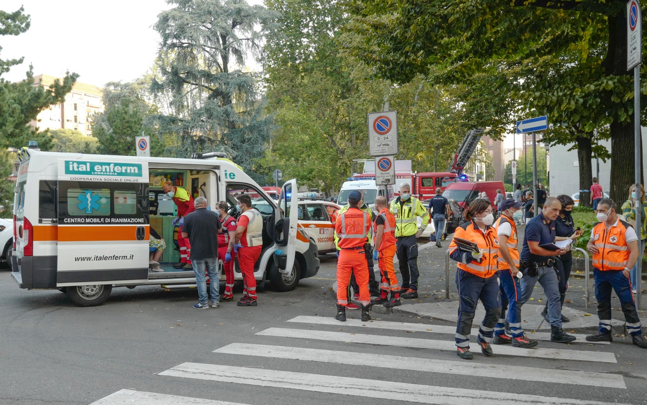 Esplosione appartamento in Piazzale Libia a MIlano Police and firefighters at the site where there was an explosion in an apartment this morning in Milan, Italy, 12 September 2020.
Five people were slightly injured and one more seriously the first balance of the explosion that occurred this morning in a building in Piazzale Libia in Milan.
ANSA/Andrea Fasani