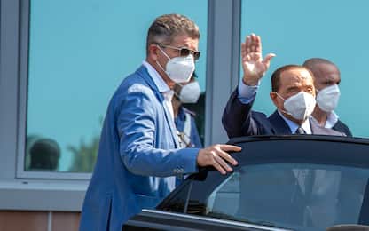 Berlusconi in clinica a Milano per una caduta: contusione al fianco
