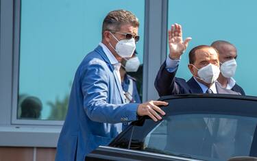 Dimisisioni di Silvio Berlusconi dall’ospedale San Raffaele a seguito del ricovero per positività al Covid