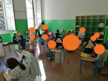 Scuola, a Genova bambini in ginocchio usano sedie come banchi