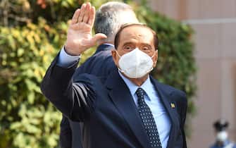 Former Italian prime minister Silvio Berlusconi waves as he leaves the San Raffaele Hospital in Milan on September 14, 2020 after he tested posititive for coronavirus and was hospitalied since September 3. (Photo by Piero CRUCIATTI / AFP) (Photo by PIERO CRUCIATTI/AFP via Getty Images)