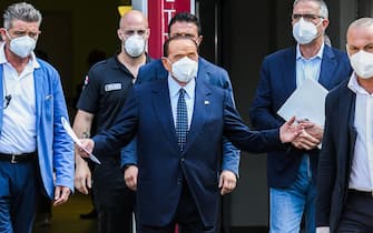 Former Italian prime minister Silvio Berlusconi (C) leaves the San Raffaele Hospital in Milan on September 14, 2020 after he tested posititive for coronavirus and was hospitalized since September 3. (Photo by Piero CRUCIATTI / AFP) (Photo by PIERO CRUCIATTI/AFP via Getty Images)