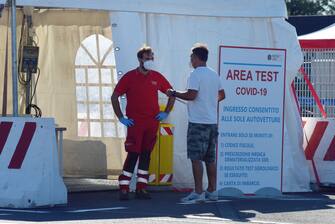 1228337169 ROME, ITALY - SEPTEMBER 04: Medical staff attend the new COVID-19 drive-in test centre, the largest in the Lazio region, to carry out rapid COVID-19 antigen swabs in the Long Stay car park at Leonardo da Vinci-Fiumicino Airport on September 4, 2020 in Rome, Italy. (Photo by Simona Granati - Corbis/Getty Images)