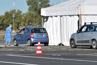 1228337535 ROME, ITALY - SEPTEMBER 04: (EDITOR'S NOTE: The license plate of the car has been pixelated for privacy) Medical staff attend the new COVID-19 drive-in test centre, the largest in the Lazio region, to carry out rapid COVID-19 antigen swabs in the Long Stay car park at Leonardo da Vinci-Fiumicino Airport on September 4, 2020 in Rome, Italy. (Photo by Simona Granati - Corbis/Getty Images)