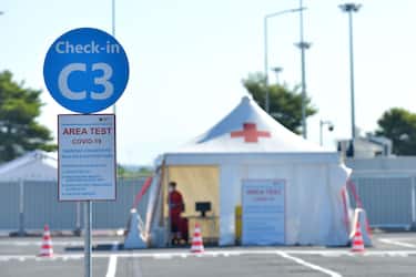 ROME, ITALY - SEPTEMBER 04: Medical staff attend the new COVID-19 drive-in test centre, the largest in the Lazio region, to carry out rapid COVID-19 antigen swabs in the Long Stay car park at Leonardo da Vinci-Fiumicino Airport on September 4, 2020 in Rome, Italy. (Photo by Simona Granati - Corbis/Getty Images)