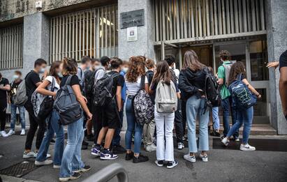 Milano, tensioni e spray al peperoncino a una festa fuori dal liceo