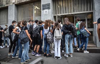 Studenti davanti al liceo - Primo giorno di scuola al Liceo Scientifico Leonardo Da Vinci - Milano 14 Settembre 2020  Ansa/Matteo Corner