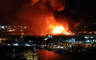 L'incendio che si Ë sviluppato nel porto di Ancona, 16 settembre 2020.
ANSA/Marina Verdenelli