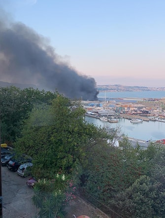L'area dove si Ë sviluppato un incendio nella notte nel porto di Ancona, 16 settembre 2020. Grande incendio nel porto di Ancona. La foto mostra l'area stamane dopo il rogo della notte. ANSA/Marina Verdenelli