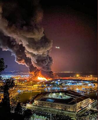 Un post tratto dal profilo Twitter di Emergenza 24 Pro mostra l'incendio nel porto di Ancona TWITTER EMERGENZA 24 PRO+++ATTENZIONE LA FOTO NON PUO' ESSERE PUBBLICATA O RIPRODOTTA SENZA L'AUTORIZZAZIONE DELLA FONTE DI ORIGINE CUI SI RINVIA+++