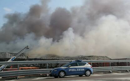 Vasto incendio nel porto di Ancona. Scuole chiuse anche martedì