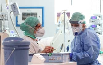 Healthcare personnel wearing protective suits and mask at work in the intensive care unit of the Brescia's Hospital, Italy, 19 March 2020. taly has reported at least 35,713 confirmed cases of the COVID-19 disease caused by the SARS-CoV-2 coronavirus and 2,978 deaths so far. The Mediterranean country remains in total lockdown as the pandemic disease spreads through Europe. Ansa/Filippo Venezia
