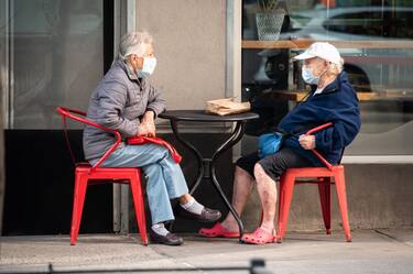 NEW YORK, NEW YORK - SEPTEMBER 18: People wear protective face masks at an outside dining area in Hell's Kitchen as the city continues Phase 4 of re-opening following restrictions imposed to slow the spread of coronavirus on September 18, 2020 in New York City. The fourth phase allows outdoor arts and entertainment, sporting events without fans and media production. (Photo by Noam Galai/Getty Images)