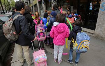 Pedibus con genitori e bambini, che da via Ponzio camminano fino alla scuola elementare di via Clericetti (Massimo Alberico/Fotogramma, Milano - 2017-03-24) p.s. la foto e' utilizzabile nel rispetto del contesto in cui e' stata scattata, e senza intento diffamatorio del decoro delle persone rappresentate