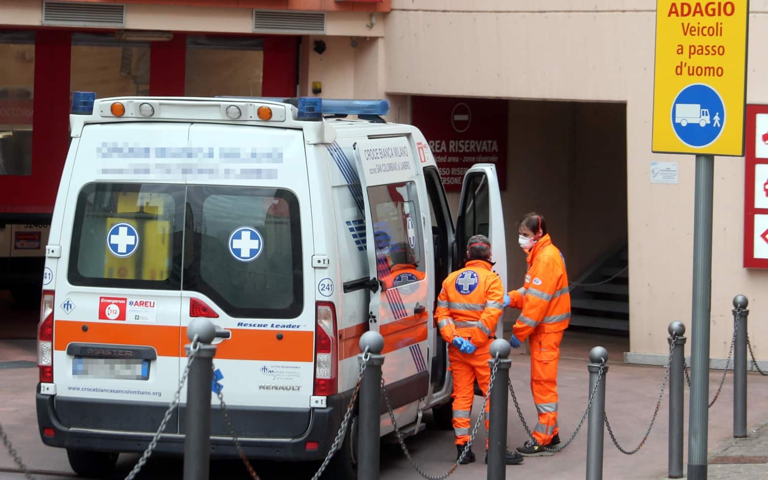 Un'ambulanza ferma all'ingresso del pronto soccorso  dell'ospedale Maggiore di Lodi, 29 Febbraio 2020.
ANSA / MATTEO BAZZI