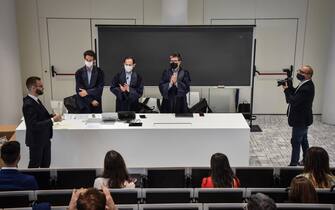 Prima sessione di laurea in presenza al Politecnico di Milano dopo la pausa dovuta al lockdown Un momento della prima sessione di laurea in presenza al Politecnico di Milano, 24 Settembre 2020. ANSA/MATTEO CORNER