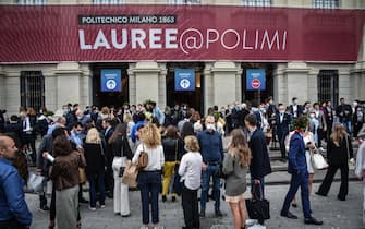 Un momento dei festeggiamenti al termine della prima sessione di laurea in presenza al Politecnico di Milano, 24 Settembre 2020. ANSA/MATTEO CORNER
