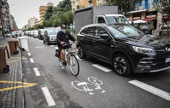 Ciclisti in transito sulla pista ciclabile - Presidio della Lega contro la pista ciclabile di viale Monza - Milano 30 Agosto 2020  Ansa/Matteo Corner