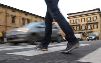 Un pedone attraversa la strada sulle strisce pedonali, oggi 09 dicembre 2010 a Pisa.In caso di investimento, da parte di un veicolo, al pedone indeciso non spetta alcun risarcimento, se si e' dimostrato indeciso ed ha fatto su e giu' dal marciapiede, manifestando cosi' l'intento di non procedere nell'attraversamento della strada. Lo sottolinea la Cassazione con la sentenza 24862 della III sezione civile.

ANSA/FRANCO SILVI