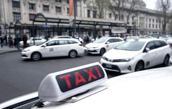 Taxi fermi alla stazione Centrale di Milano a causa dello sciopero indetto per la giornata di oggi, 23 marzo 2017.
ANSA / MATTEO BAZZI