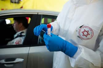 TEL AVIV, ISRAEL - MARCH 20:  Israeli medical worker holds a swab test for coronavirus at a drive-through site during a presntation for the press before opening on March 20, 2020 in Tel Aviv, Israel. Number of coronavirus in Israel continues to jump, after over 200 new cases have been diagnosed with COVID-19 in the past 24 hours.  (Photo by Amir Levy/Getty Images)