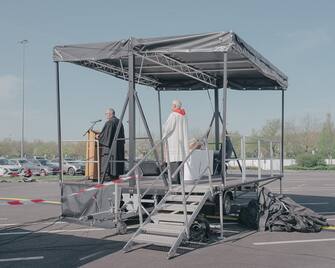 Church services are prohibited, churches closed. An improvised stage for the Easter services was set up in the drive-in cinema in Düsseldorf. 400 cars came to the ecumenical service on Good Friday on April 10.