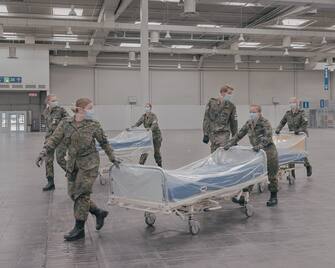 Around 45 soldiers are involved in the setting up of the makeshift hospital in the exhibition halls of Hanover
on April 4. The costs of the project are still unclear.