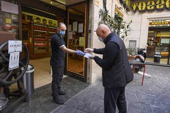 Lo storico bar torrefazione â  La tazza dâ  oroâ   al Pantheon riapre con il servizio dâ  asporto. (Luigi Mistrulli/Fotogramma, Roma - 2020-05-04) p.s. la foto e' utilizzabile nel rispetto del contesto in cui e' stata scattata, e senza intento diffamatorio del decoro delle persone rappresentate