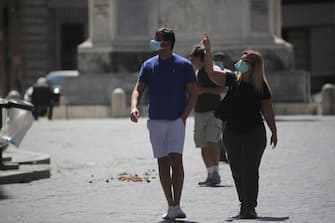 Roma, Italy, 4 maggio 2020: Coppie tornano a camminare per le vie del centro di Roma nel giorno di inizio della fase 2 dopo circa 2 mesi dallâ  inizio della quarantena per contrastare la diffusione del virus Covid-19 inizia oggi la fase 2 per i cittadini italiani. Nel centro storico di Roma ha riaperto villa Borghese per consentire attivitÃ  fisica allâ  aperto. Non sono molte le persone che si trovano in giro. (MARCO IACOBUCCI / IPA/Fotogramma, ROMA - 2020-05-04) p.s. la foto e' utilizzabile nel rispetto del contesto in cui e' stata scattata, e senza intento diffamatorio del decoro delle persone rappresentate