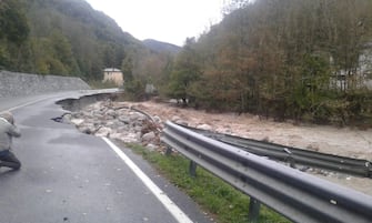 La statale, che da Cuneo sale fino al traforo stradale del Colle di Tenda, interrotta a causa dell'ondata di maltempo che si è abbattuta sul Piemonte nelle ultime ore, 03 ottobre 2020.   ANSA