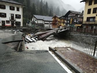 Il ponte di Gaby, sulla strada regionale della valle del Lys, crollato a causa dell'ondata di maltempo in Valle d'Aosta, Gaby (Aosta), 03 ottobre 2020. ANSA / Corpo forestale della Valle d Aosta  +++ATTENZIONE LA FOTO NON PUO' ESSERE PUBBLICATA O RIPRODOTTA SENZA L'AUTORIZZAZIONE DELLA FONTE DI ORIGINE CUI SI RINVIA+++   ++NO SALES; NO ARCHIVE; EDITORIAL USE ONLY++