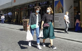 Due ragazzi passeggiano con la mascherina a Napoli