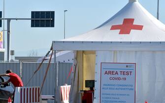 1228337298 ROME, ITALY - SEPTEMBER 04:Medical staff makes quick swabs in The drive-in area for anti Covid-19 swabs, set up in the parking lot of Fiumicino Leonardo Da Vinci airport, on September 4, 2020 in Rome, Italy. (Photo by Simona Granati - Corbis/Getty Images)