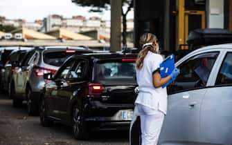 Motorists wait in line for their swab samples to be taken for Covid-19 testing by health workers at the drive-in during the Coronavirus emergency in Rome, Italy, 06 October 2020. 
ANSA/ANGELO CARCONI