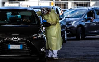 Motorists wait in line for their swab samples to be taken for Covid-19 testing by health workers at the drive-in during the Coronavirus emergency in Rome, Italy, 06 October 2020. 
ANSA/ANGELO CARCONI