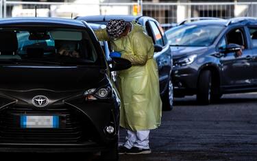 Motorists wait in line for their swab samples to be taken for Covid-19 testing by health workers at the drive-in during the Coronavirus emergency in Rome, Italy, 06 October 2020.
ANSA/ANGELO CARCONI