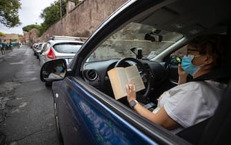 Automobilisti in fila davanti lÕospedale San Giovanni per effettuare il tampone al drive-in. Roma, 7 ottobre settembre 2020ANSA/MASSIMO PERCOSSI