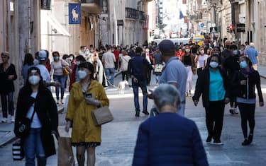 People wearing protective in the centre of Rome, amid the coronavirus disease (COVID-19) outbreak, Italy, 8 October 2020. ANSA/GIUSEPPE LAMI