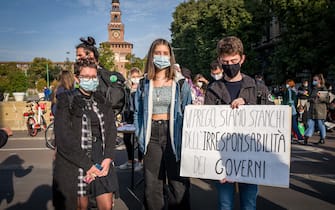 Milano. Friday for Future Manifestazione sesto sciopero per il clima da Largo Cairoli (Carlo Cozzoli/Fotogramma, Milano - 2020-10-09) p.s. la foto e' utilizzabile nel rispetto del contesto in cui e' stata scattata, e senza intento diffamatorio del decoro delle persone rappresentate