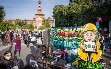 Milano. Friday for Future Manifestazione sesto sciopero per il clima da Largo Cairoli (Carlo Cozzoli/Fotogramma, Milano - 2020-10-09) p.s. la foto e' utilizzabile nel rispetto del contesto in cui e' stata scattata, e senza intento diffamatorio del decoro delle persone rappresentate