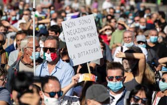 Un momento della manifestazione dei negazionisti a Piazza San Giovanni a Roma, 10 ottobre settembre 2020.
ANSA/MASSIMO PERCOSSI