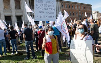 Partecipanti alla manifestazione no mask 'Marcia della liberazione' a Roma, 10 ottobre 2020.
ANSA/MAURIZIO BRAMBATTI