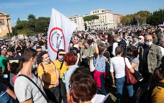 Partecipanti alla manifestazione no mask 'Marcia della liberazione' a Roma, 10 ottobre 2020.
ANSA/MAURIZIO BRAMBATTI
