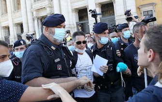 Un momento della manifestazione dei negazionisti a Piazza San Giovanni a Roma, 10 ottobre settembre 2020.
ANSA/MASSIMO PERCOSSI