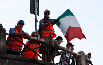 Un momento alla Bocca della verità durantela manifestazione dei negazionisti organizzatada Forza Nuova e Gilet arancioni, Roma, 10 Ottobre 2020. ANSA/GIUSEPPE LAMI