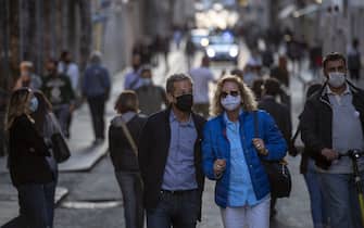ROME, ITALY - OCTOBER 07: People wearing protective masks walk at Via Condotti amid Covid-19 pandemic, on October 07, 2020 in Rome, Italy. Today Italian Prime Minister Giuseppe Conte set an order to make the wearing of face masks in outdoor spaces mandatory due to the increase of Covid-19 cases in Italy. Today there has been an increase in new COVID-19 cases in Italy with the number rising to 3678 for the first time in months. (Photo by Antonio Masiello/Getty Images)