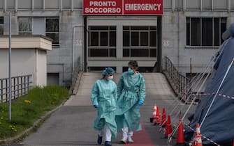 MILAN, ITALY - MARCH 20: Two nurses walk in front of the Emergency Room of the local hospital on March 20, 2020 in Cremona, near Milan, Italy. The Italian government continues to enforce the nationwide lockdown measures to control the spread of COVID-19. (Photo by Emanuele Cremaschi/Getty Images)