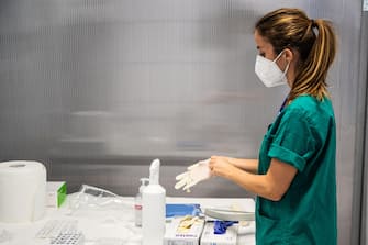 A paramedic takes a sample for a rapid antigen test for COVID-19 in Fiumicino Airport (Rome), 14 October 2020. ANSA/EMANUELE VALERI