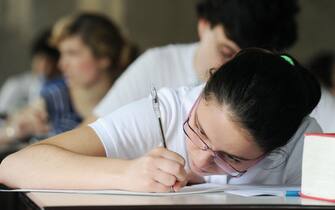 Gli studenti affrontano la prima prova degli esami di maturita' al Liceo Cavour, Torino, 20 giugno 2012 ANSA/ ALESSANDRO DI MARCO