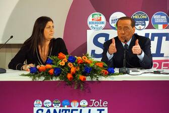 epa08156118 Forza Italia leader Silvio Berlusconi (R) with Jole Santelli (L), candidate for the center-right to the presidency of Calabria, during an election event in Feroleto Antico, Calabria, Italy, 23 January 2020. The regional elections in Calabria and Emilia-Romagna will be held on 26 January.  EPA/LUIGI SALSINI